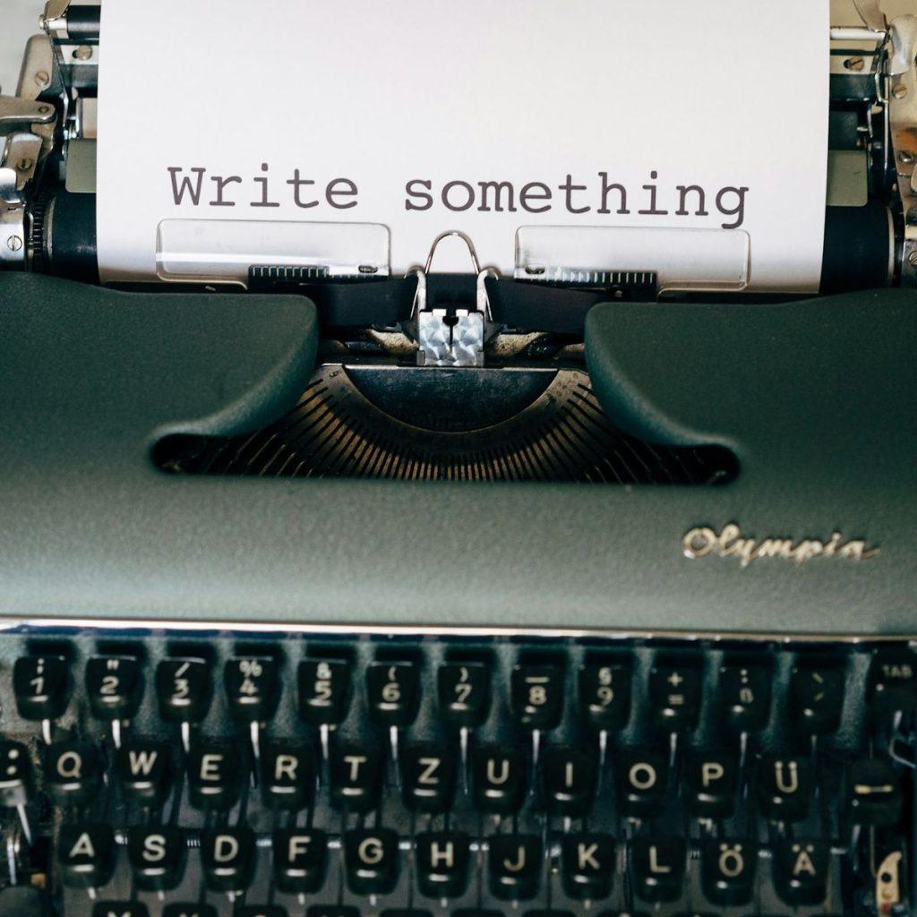 Machine à écrire avec la feuille « Write something »