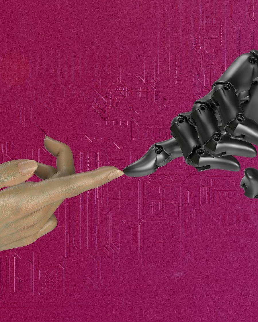 Main humaine tendue vers une main de robot