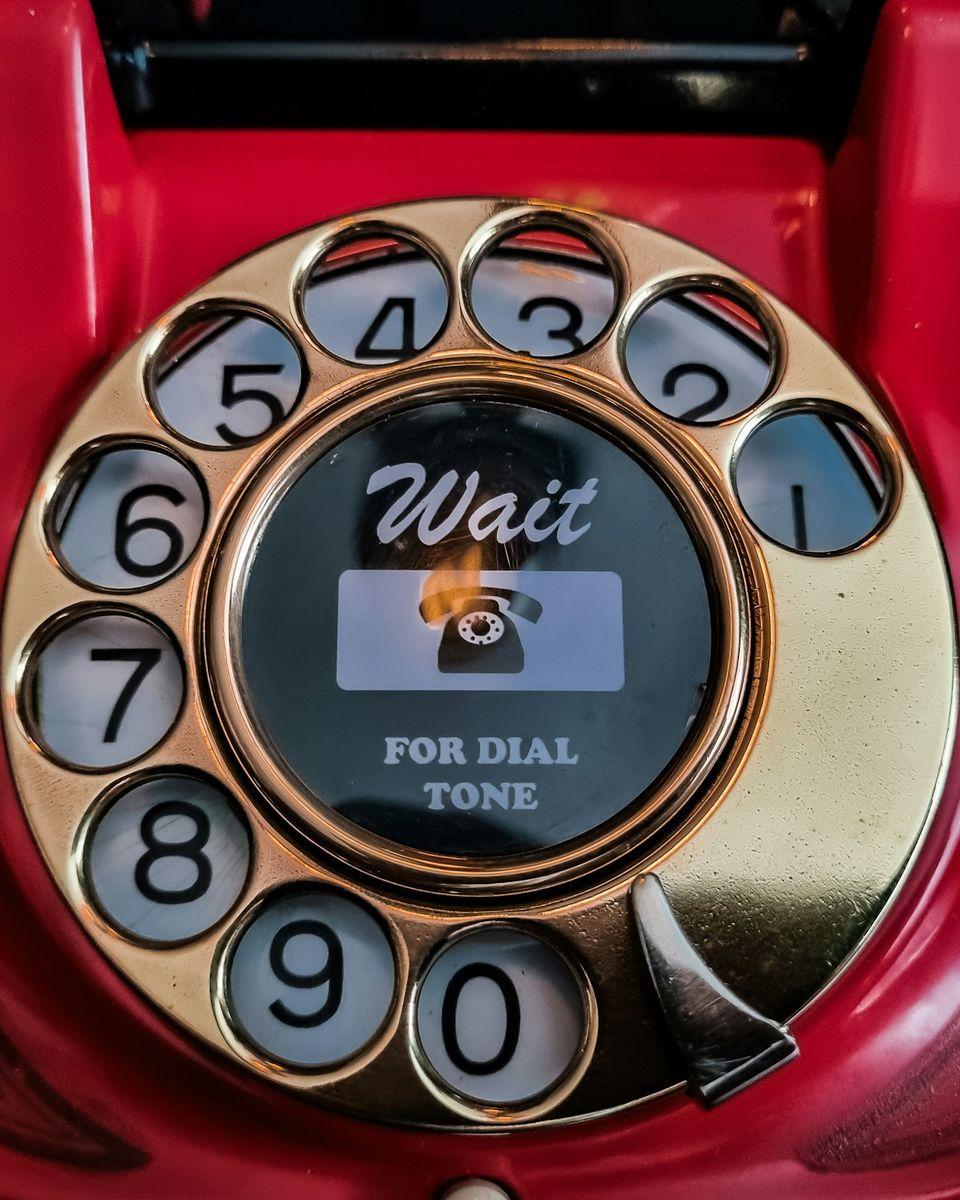 Téléphone à cadran rouge en gros plan