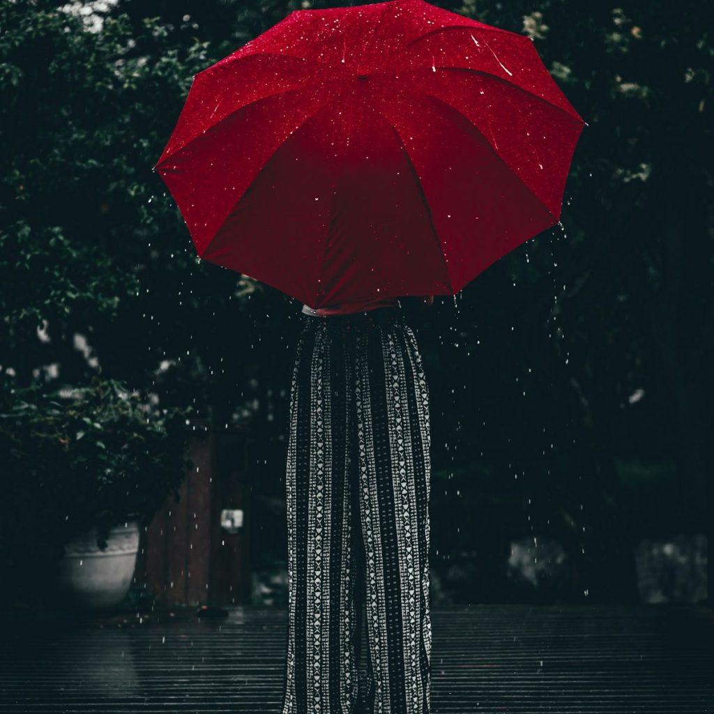 Parapluie rouge sous la pluie