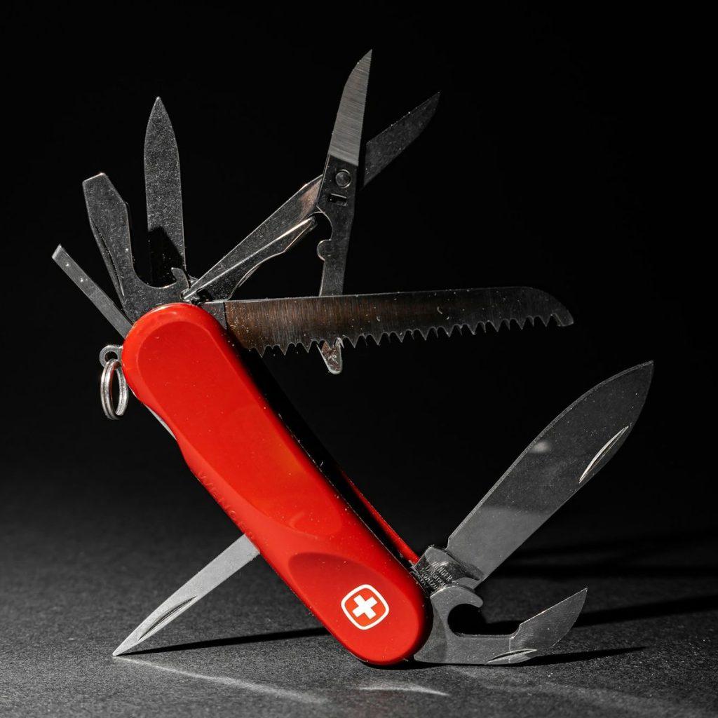 Couteau suisse rouge, toutes lames ouvertes